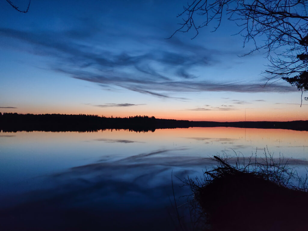 Kuva auringonlaskusta suomalaisessa järvimaisemassa